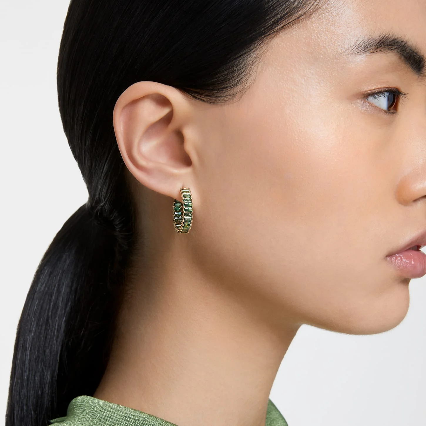 Matrix hoop earrings Baguette cut, Green, Gold-tone plated - Image 4